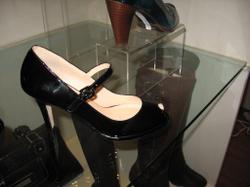 Black_shoe_with_strap