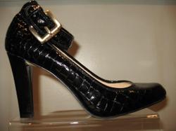 Black_pump_with_strap