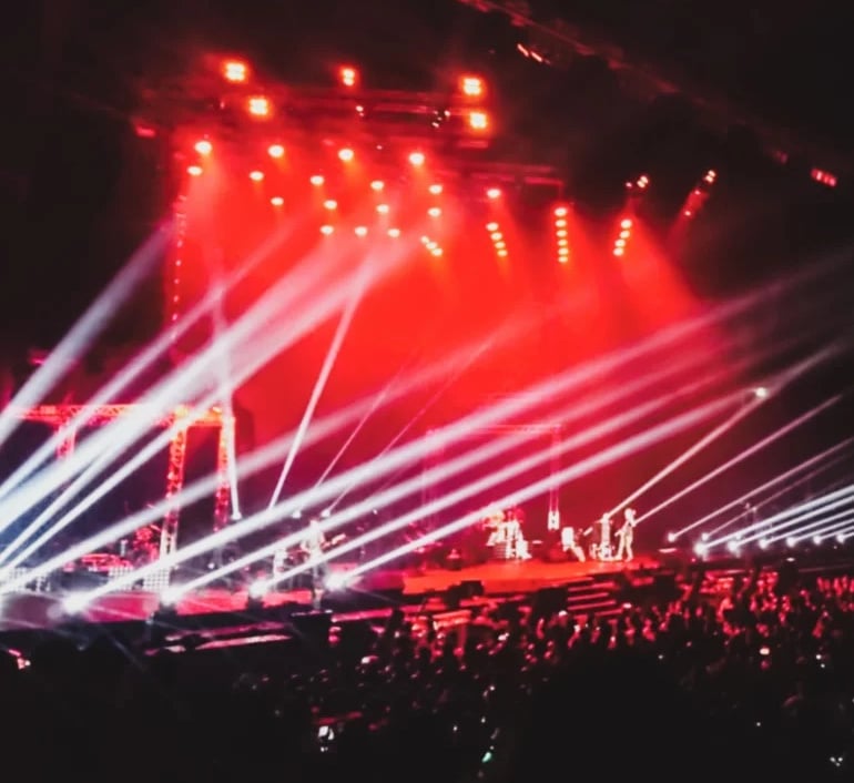 WHAT TO WEAR TO A CONCERT OVER 40