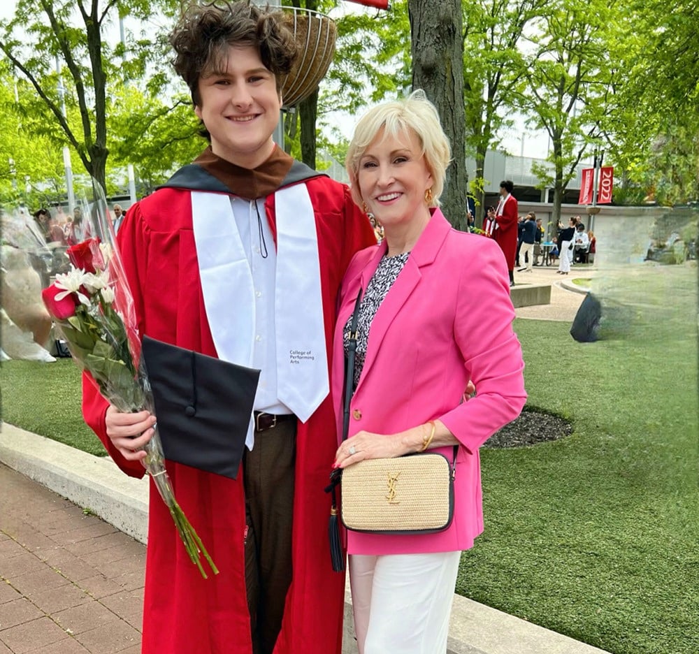 What to Wear to a Graduation Ceremony: Outfit Ideas for Mothers
