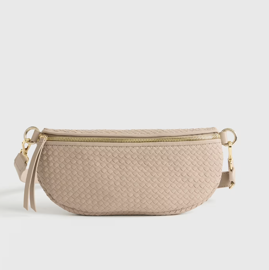 WHAT PURSE HANDBAG TO BUY FOR WOMEN OVER 40 SO YOUR HANDBAG DOESN'T LOOK OUTDATED