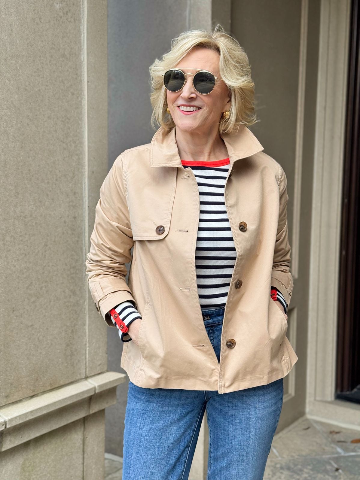 Cropped trench jacket outfit idea for women over 40 with lightweight layers