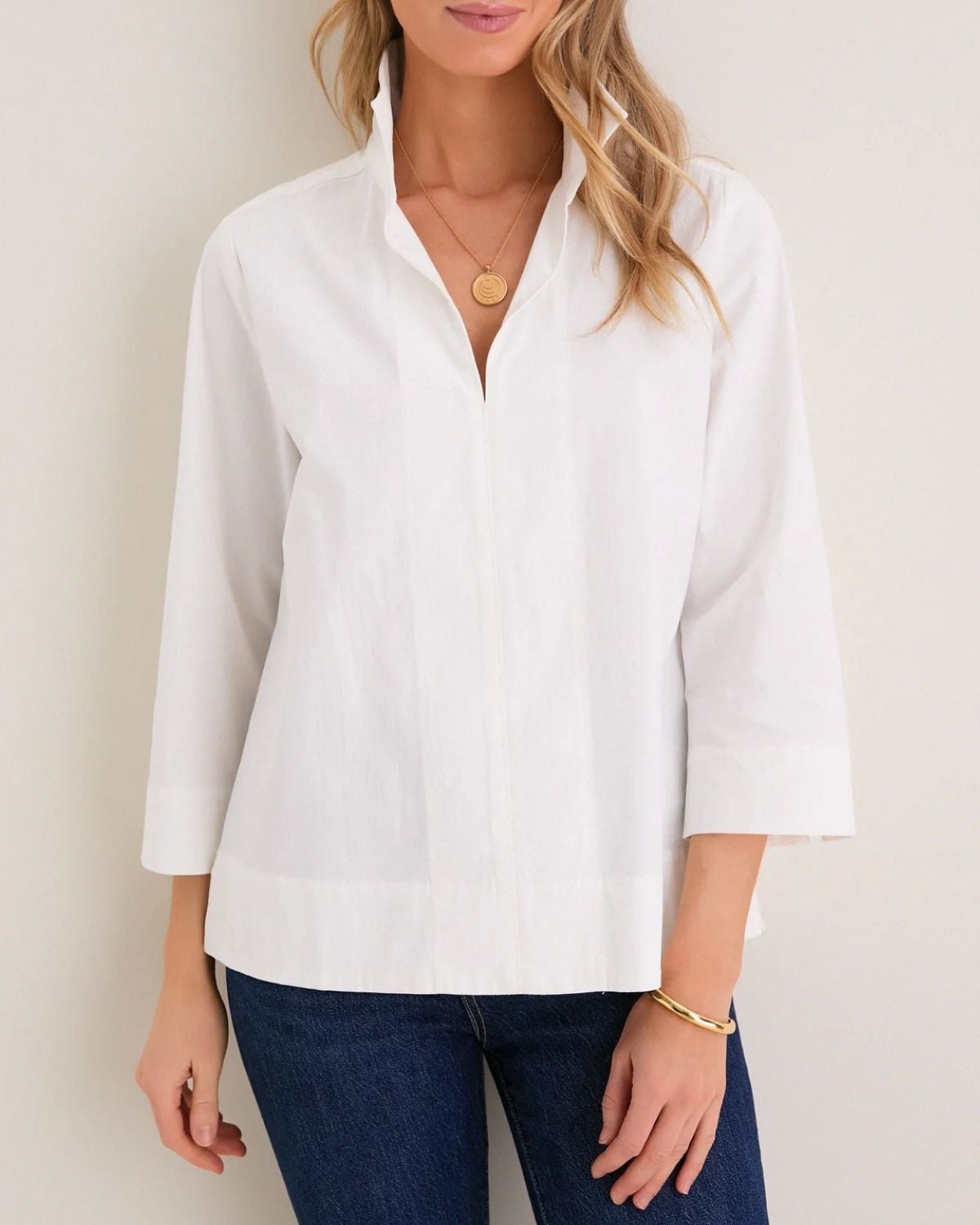 White popover shirt for women with three-quarter sleeves and relaxed fit