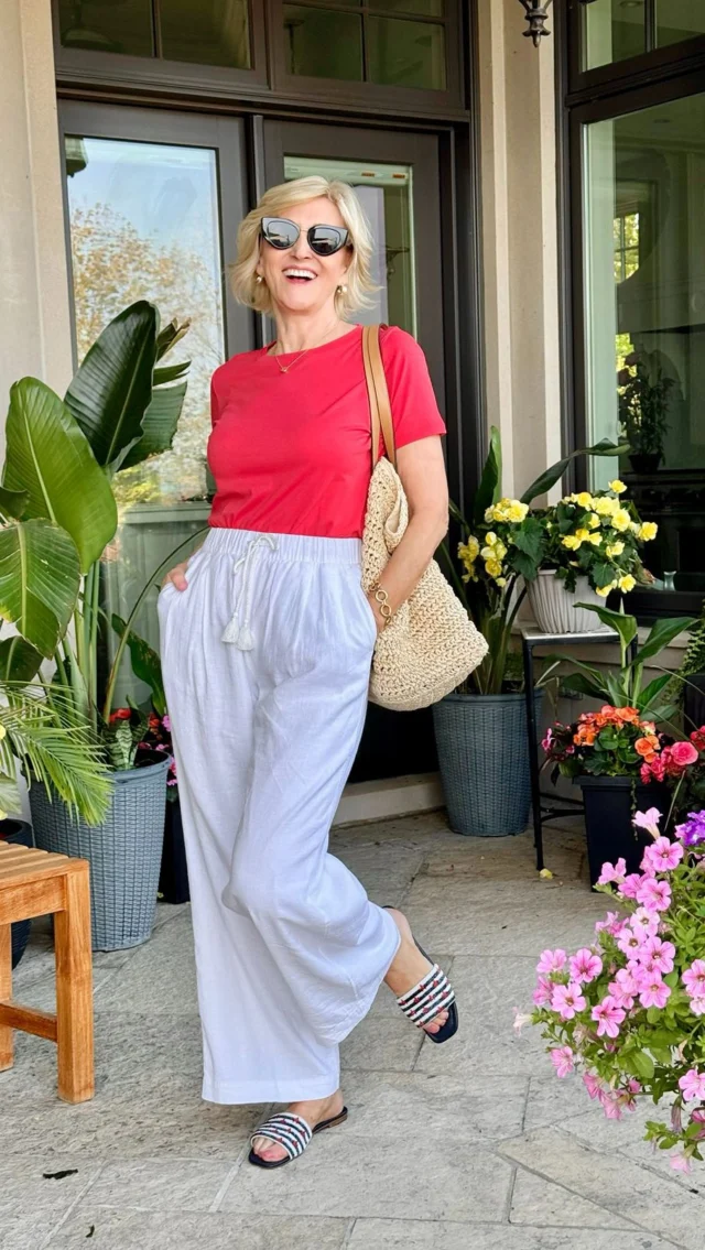 I’ve just discovered that
@anntaylor makes some pretty fabulous tees. This is just one of 3 I bought because it’s so super soft and comes in such beautiful colors and prints. I’m going to be wearing it all summer with flowy wide linen leg pants like these, shorts, and denim. If you need a great summer tee to go everything, this tee is worth a look!

🛍️Comment SHOP below to receive a DM with the link to this post on my LTK ⬇ https://liketk.it/6eqSW

#anntaylor #over50style #over50andfabulous #over50women #over50fashion